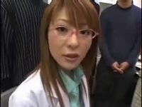 小沢菜穂メガネの女医さんにぶっかけエロ動画！！