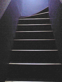 松山市/ホテル アムール/51号室/駐車場から部屋への階段