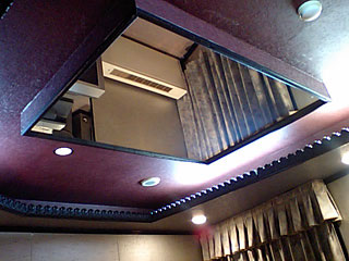 松山市/ホテル アムール/51号室/ベッドの天井にあるミラー