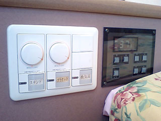 松山市/ホテル リバティ/204号室(D-Type)/ベッドにあるコントロール